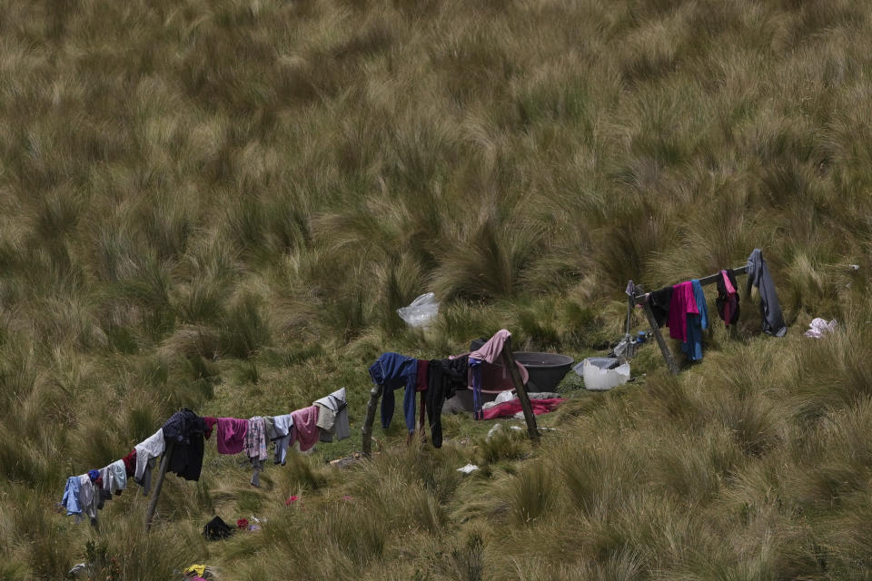 Ropa de niño se secan al sol en la provincia de Ecuador, el viernes 2 de diciembre de 2022. La desnutrición infantil es crónica entre los 18 millones de habitantes de Ecuador, golpeando más a las zonas rurales y a la población indígena del país, de acuerdo con Erwin Ronquillo, secretario del programa gubernamental Ecuador Crece Sin Desnutrición. (AP Foto/Dolores Ochoa)