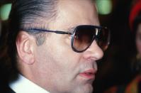 <p>Seit 1983 fungiert Karl Lagerfeld als Kreativdirektor bei Chanel. Im Laufe der Zeit hat sich nicht nur seine Mode, sondern auch sein Aussehen verändert. Die Sonnenbrille gab es damals schon, der weiß gepuderte Zopf kam erst viel später. </p>