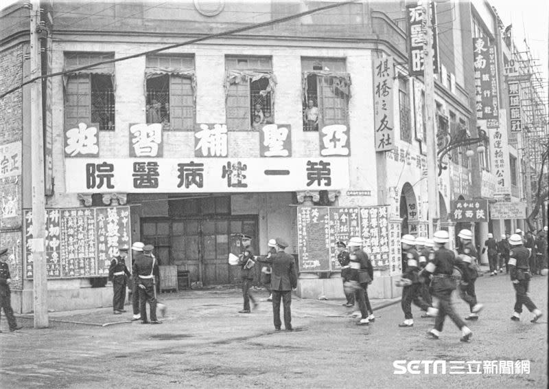 台中第一性病醫院1961年9月19日於「宮原眼科」原址開業，旁邊還有其它店家，包括補習班、車行等。（圖／余如季攝）