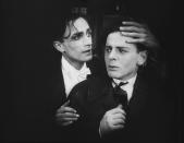 "Anders als die Andern" gilt als erster Film der Geschichte, der sich mit dem Thema Homosexualität auseinandersetzt. Der deutsche Stummfilm von 1919 erzählt vom Musiklehrer Paul (Conrad Veidt, links), der sich in seinem Schüler (Fritz Schulz) verliebt. Doch die Beziehung endet tragisch - Paul wird erpresst. Bei seinem Erscheinen löste das Werk von Richard Oswald einen Skandal aus. (Bild: Edition Filmmuseum)