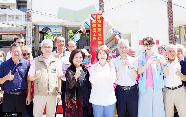 屏東縣長周春米（中）等人，共同為「麟洛鄉鄭成功廟生活空間營造計畫」動土。（記者毛莉攝）