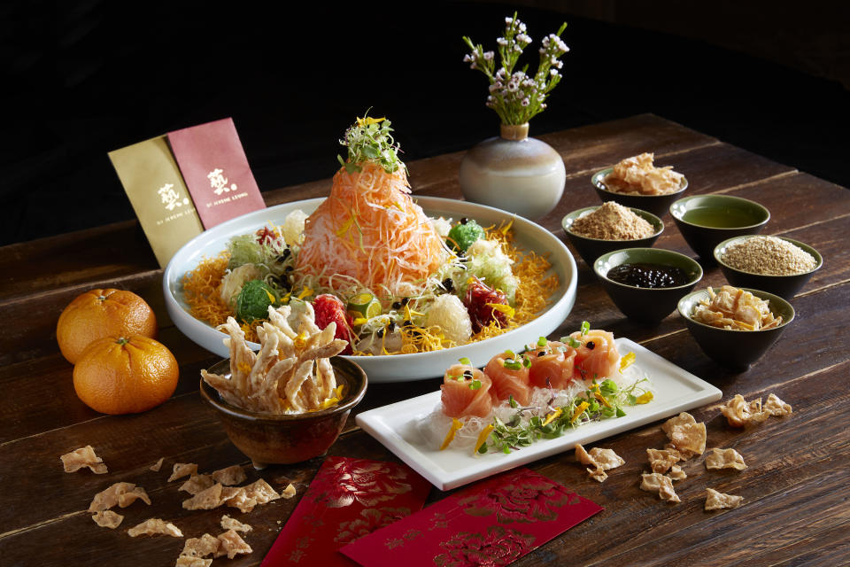 Fortune Yu Sheng with Salmon Sashimi & Crispy Silver Bait Fish (Photo: Raffles Hotel)