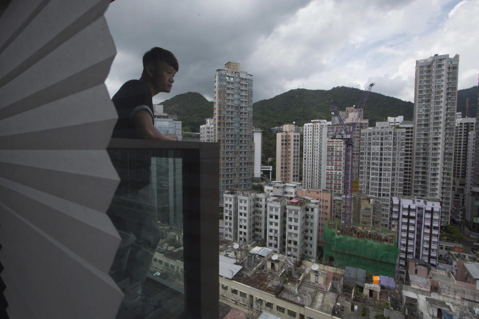 <p>Donny Chan se asoma desde el balcón de su apartamento. (AP Photo/Kin Cheung) </p>