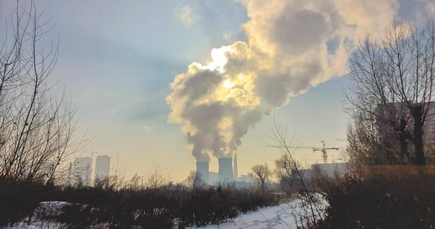 廈門台商協會會長吳家瑩受訪表示，大陸多地嚴格執行能耗雙控舉動，背後不無國際之間資源的爭奪用意。圖為哈爾濱熱電廠排放廢氣。（圖／中新社）