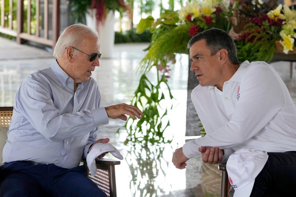 Joe Biden charlando con Sánchez durante la cumbre del G20. (Foto: Dita Alangkara / POOL / AFP / Getty Images).