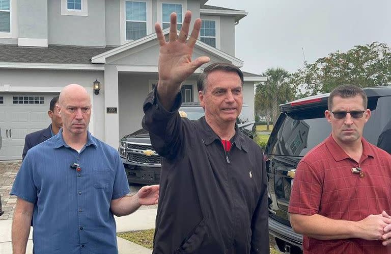 Bolsonaro, en la puerta de la casa donde se hospeda en Orlando
