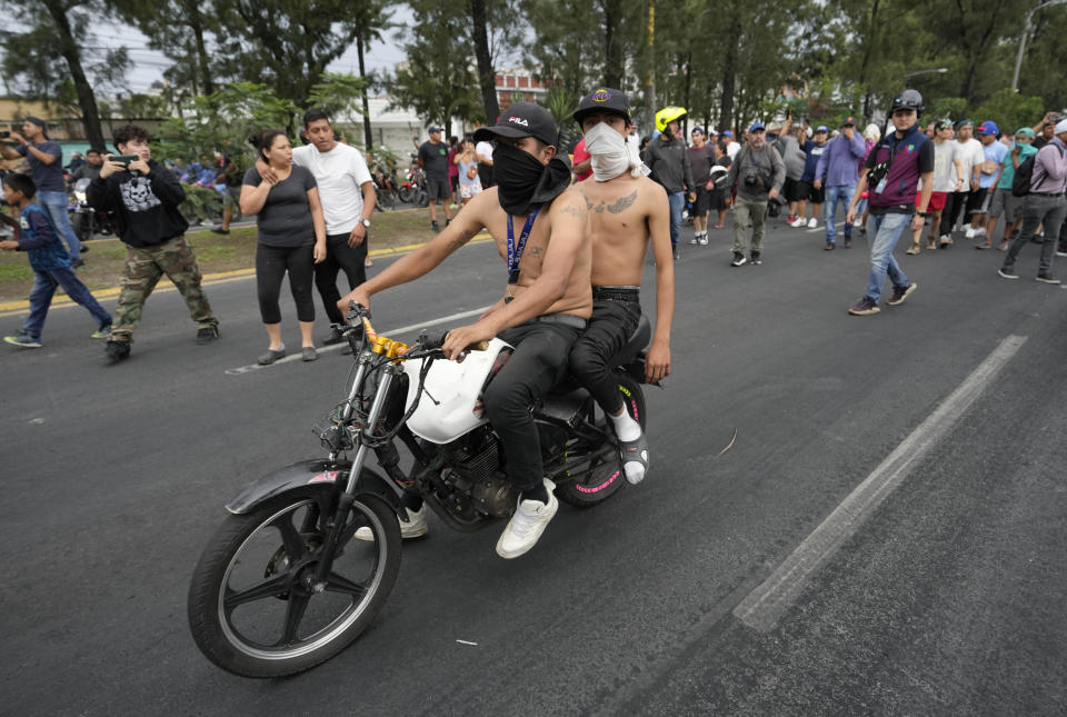 Manifestantes bloquean una autopista en una protesta en Ciudad de Guatemala el martes 10 de octubre de 2023. Las protestas en respaldo del presidente electo Bernardo Arévalo reclaman por las acciones de la fiscalía y judiciales contra su partido para suspenderlo por presuntamente haberse constituido con firmas falsas. (AP Foto/Moisés Castillo)