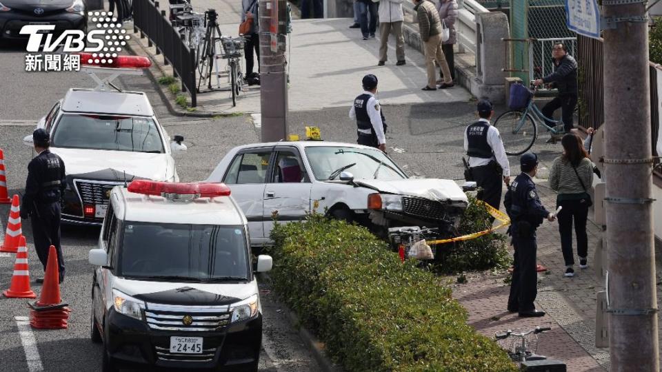 肇事的白色計程車車頭撞得歪曲變形。 （圖／達志影像美聯社）