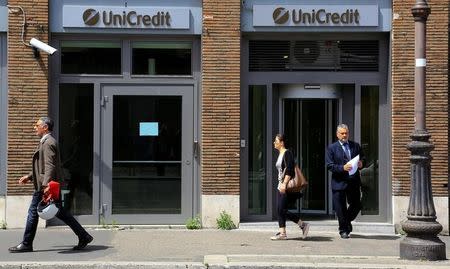 People walk past a UniCredit bank in downtown Rome, May 10, 2016. REUTERS/Tony Gentile