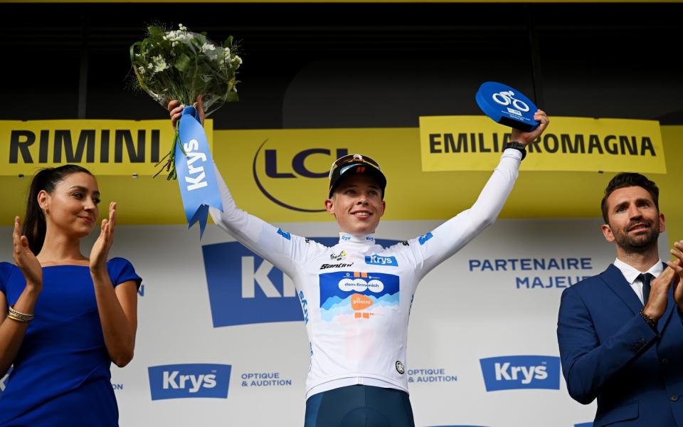 Van Den Broek wins the white jersey