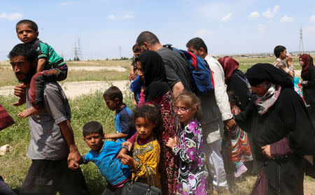 Displaced Iraqis flee as members of Iraqi Army clash with Islamic State fighters, in north west of Mosul, Iraq, May 5, 2017. REUTERS/Danish Siddiqui