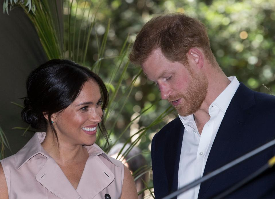 <p>El príncipe Harry y Meghan, duquesa de Sussex, en una recepción de negocios en la residencia del alto comisionado británico en Johannesburgo, Sudáfrica, el príncipe Harry y Meghan, duquesa de Sussex, visita a África - 02 de octubre de 2019</p> (Shutterstock)