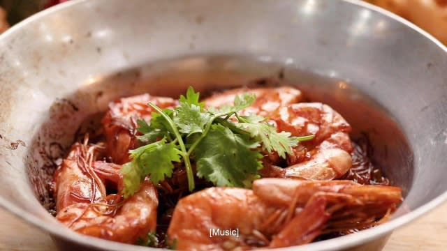 Tangy claypot tanghoon with fresh prawns