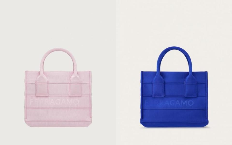 （左起）粉紅色、藍色羅緞托特包。NT$43,500（FERRAGAMO提供）