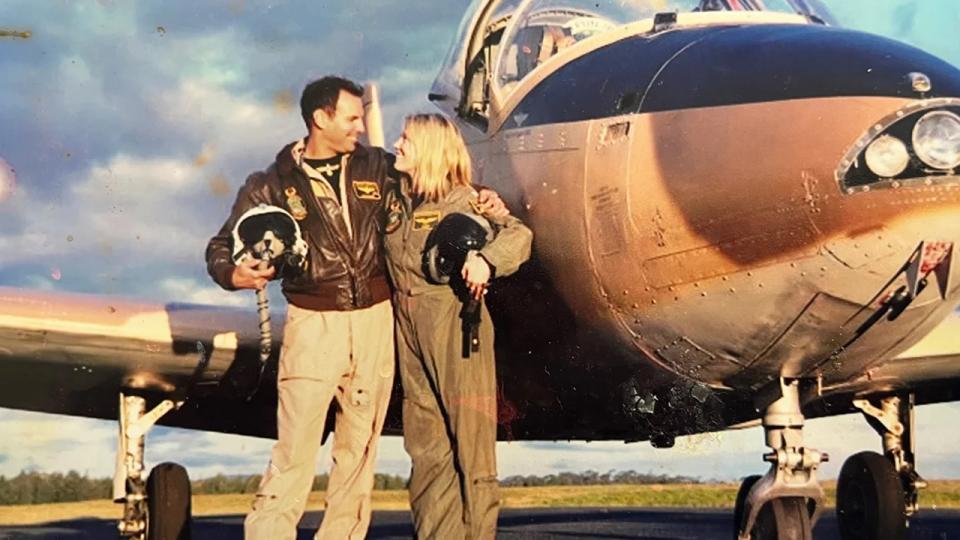 Una imagen sin fecha del expiloto de combate estadounidense Daniel Duggan con su esposa Saffrine en Tasmania. (Crédito: cortesía de Saffrine Duggan)