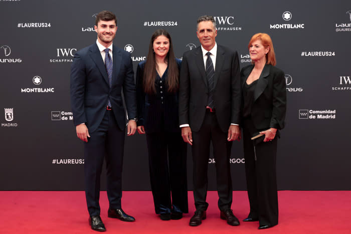 Miguel Indurain con sus mujer y sus hijos