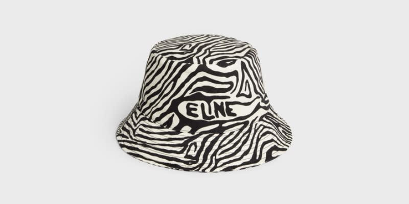 這個斑馬紋漁夫帽不只有著時髦的紋理，更把Celine的logo混入其中 Source:Celine
