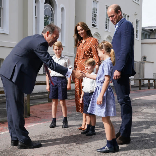 Los duques de Cambridge con sus tres hijos en su primer día de escuela credit:Bang Showbiz