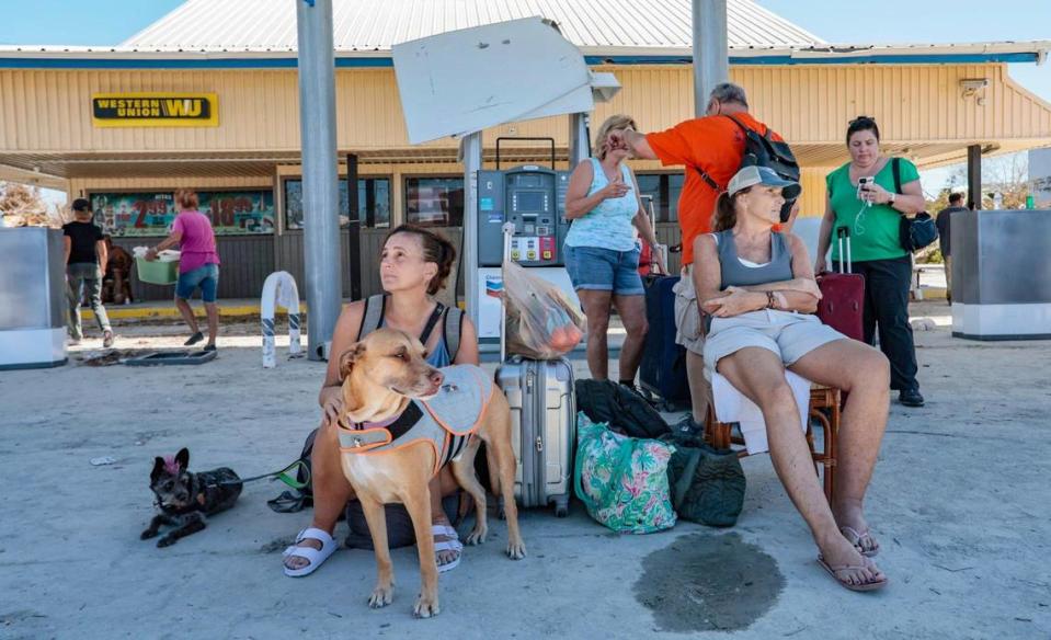 Las evacuadas por el huracán Ian, Brandy Batz, de 45 años; su madre Kathy Batz, de 66, y sus perros Buns y Kip, de Fort Myers Beach, llegan a la isla de San Marco mientras esperan transporte el lunes.