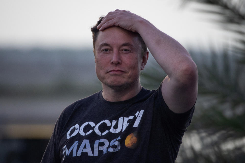 Główny inżynier SpaceX, Elon Musk, bierze udział we wspólnej konferencji prasowej z dyrektorem generalnym T-Mobile, Mikiem Seifertem (nie na zdjęciu) w SpaceX Starbase w Brownsville, Teksas, USA, 25 sierpnia 2022 r. REUTERS/Adris Latif