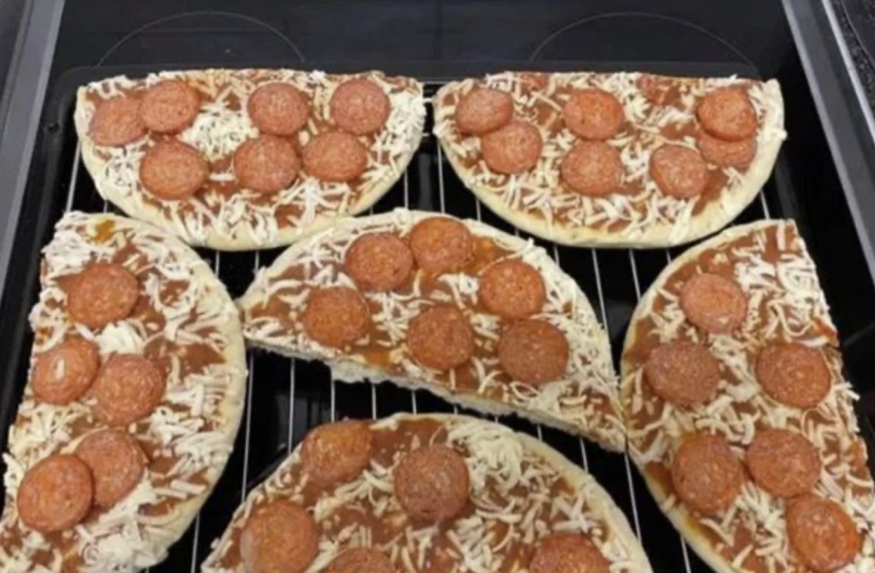 Eine Mutter teilt diesen genialen Pizza-Hack in einer Facebook-Gruppe. (Bild: Facebook/Family Lockdown Tips & Ideas)