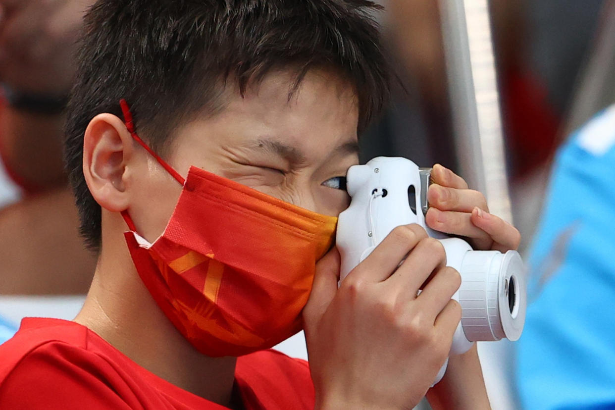 Quan Hongchan, la clavadista china de 14 años que ganó el oro olímpico en Tokio, se ha visto inundada de regalos y ofertas por su proeza en los Juegos Olímpicos. (Foto: Reuters)