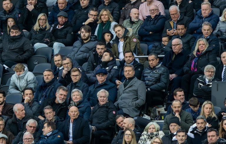 Pochettino levante el mentón en la platea, como un espectador más de la goleada que sufrió Chelsea