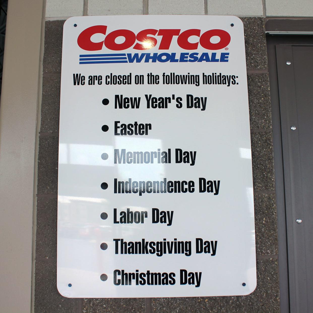 Costco sign displaying which seven days of the year they are closed.