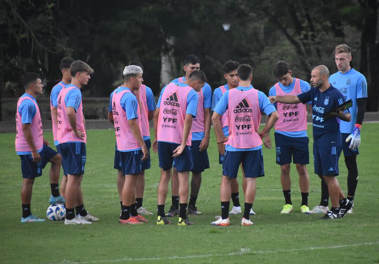 Javier Mascherano ordena, pero las indicaciones no se reflejan en el campo de juego; para mantener las posibilidades de clasificación en el Sudamericano Sub 20, la Argentina debe sacar ante Perú un mejor resultado que el que consiga Colombia frente a Brasil.