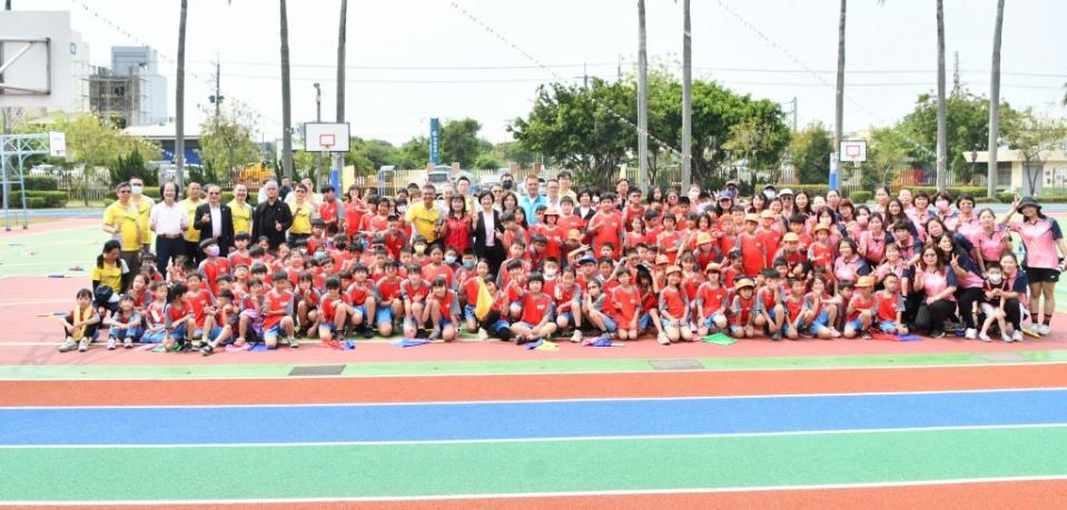 王惠美和東溪國小師生們一起歡慶五十週年校慶，喜迎新ＰＵ跑道及球場的啟用。（記者曾厚銘攝）