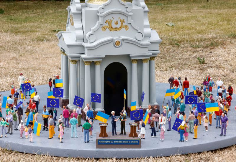 Miniature models depict EU Commission President and Ukraine's President in The "Mini-Europe" theme park in Brussels