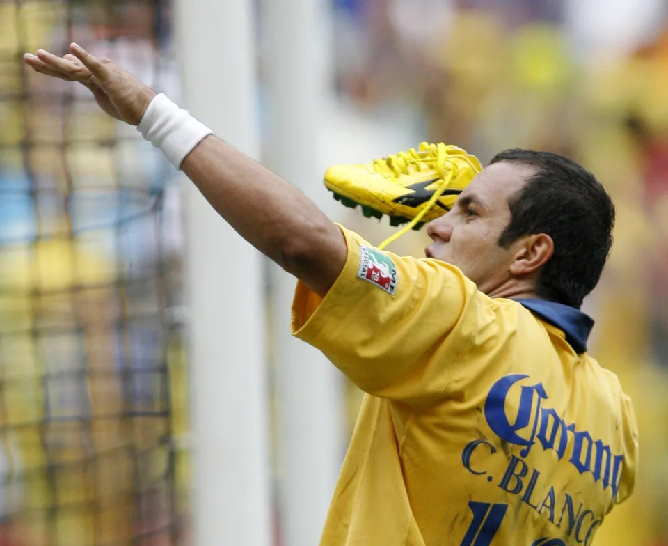 America striker Cuauhtemoc Blanco celebrates after scoring against Atlas during their Mexican league championship soccer match at the Azteca stadium in Mexico City May 13, 2007.  REUTERS/Henry Romero  (MEXICO)