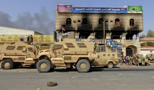 Yemeni pro-government forces gather on the eastern outskirts of Hodeida, as they continue to battle for control of the city from Huthi rebels on November 8, 2018