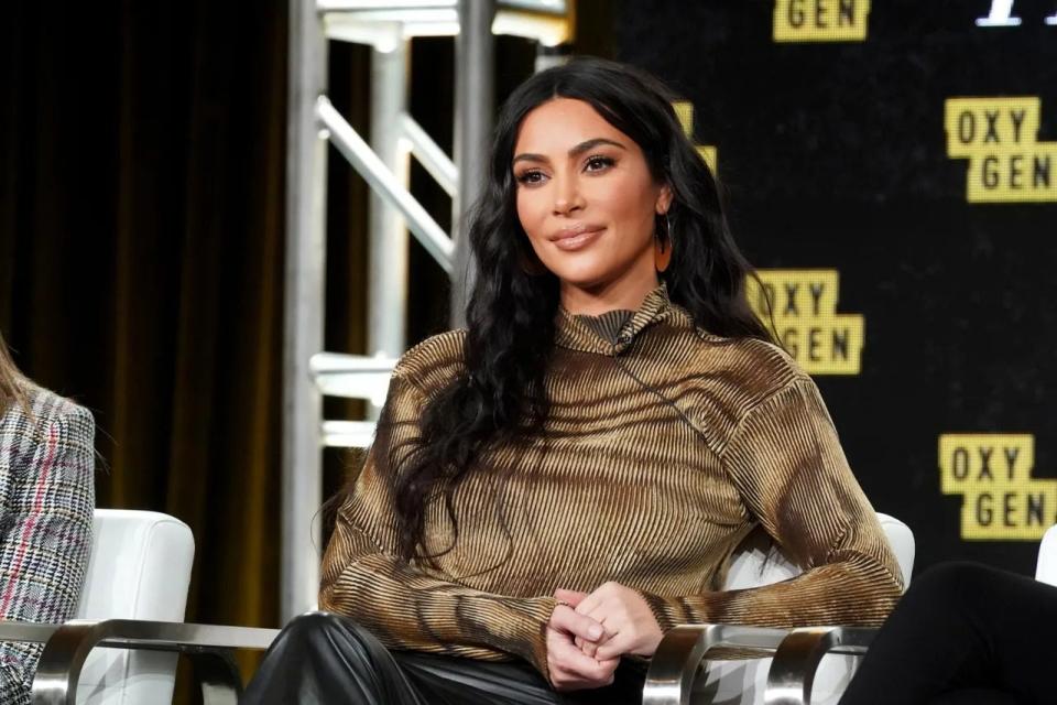 Kim Kardashian 為她的個人項目 「The Justice Project」舉行新聞發布會時，身穿了這位設計師的復古單品。 (2020) Getty Images
