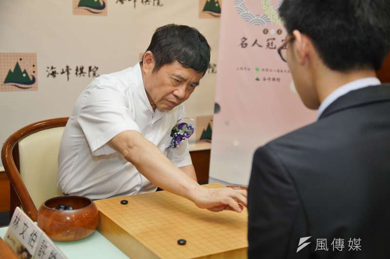 20200714-海峰棋院董事長林文伯14日出席第一屆名人冠軍賽32強賽開幕記者會並體驗對弈。（盧逸峰攝）