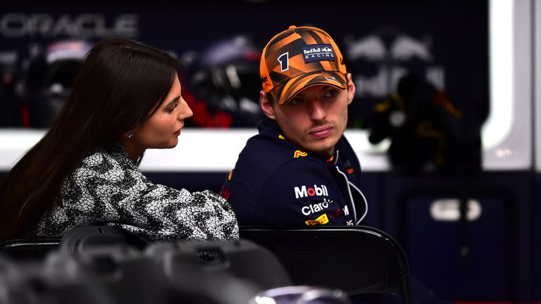 Max Verstappen junto con su novia Kelly Piquet, durante la bandera roja en el Gran Premio de Suzuka