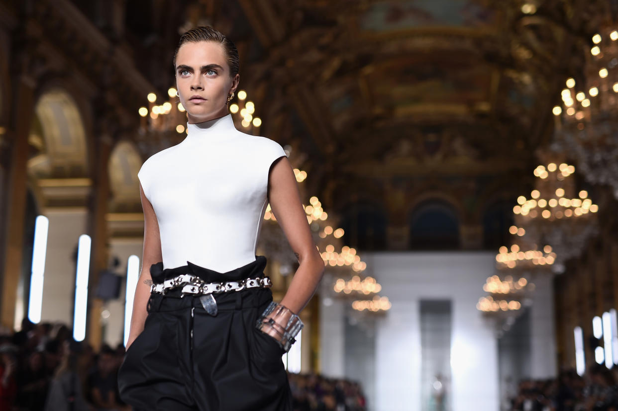 Nachdem sie der Modewelt zwischenzeitlich den Rücken gekehrt hatte, lief Delevingne 2018 unter anderem für Balmain über den Runway. (Bild: Pascal Le Segretain/Getty Images)