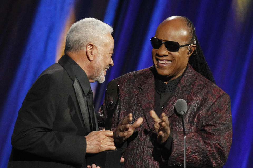 Musician Bill Withers (L) is inducted by Stevie Wonder during the 2015 Rock and Roll Hall of Fame Induction Ceremony in Cleveland, Ohio April 18, 2015. REUTERS/Aaron Josefczyk