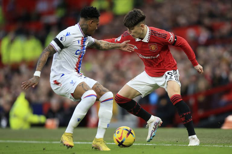 Garnacho engancha ante Clyne; el argentino participó en el segundo gol de Manchester United