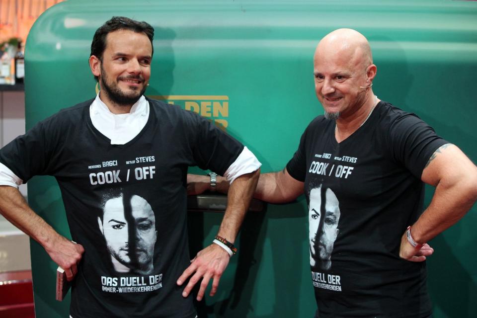 Nicht das erste Mal, dass Steffen Henssler und Doku-Soap-Star "Deffi" Partnerlook trugen, wie dieses Bild beweist. (Bild: TVNOW / Frank W. Hempel)
