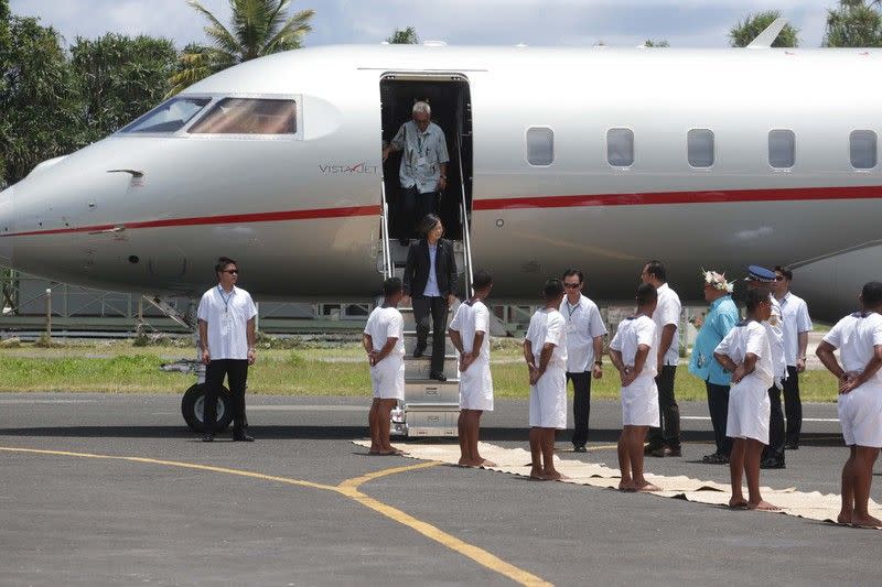 總統搭乘小型商務噴射客機抵達吐瓦魯。圖片來源：中央社