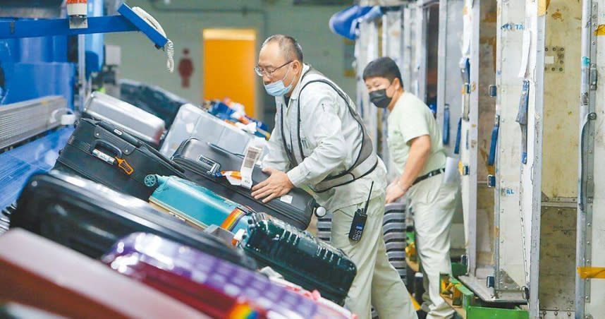 圖為長榮航勤員工正在搬運成堆的旅客行李。（圖／報系資料照片）