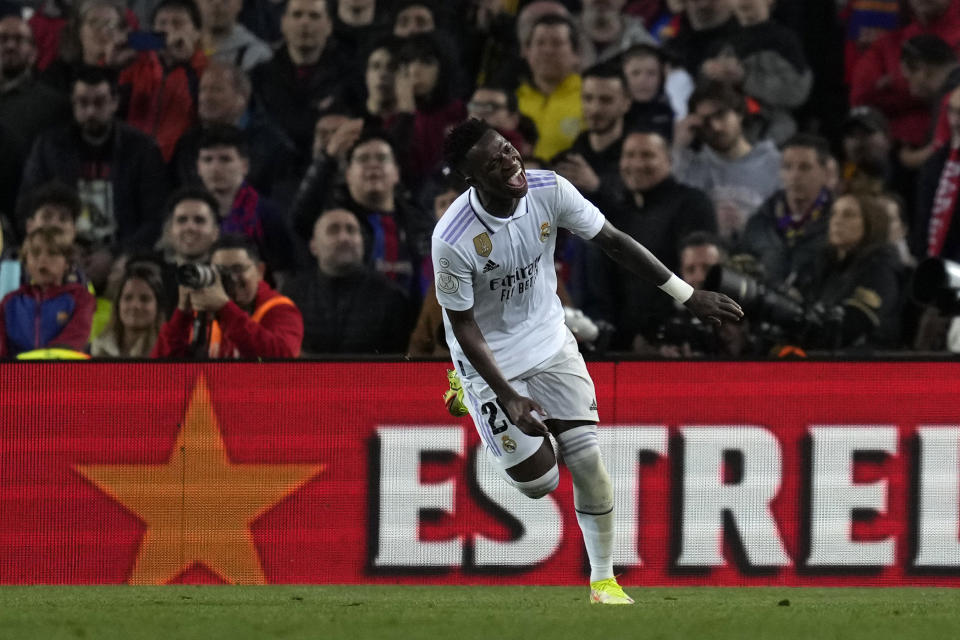 Vinicius Junior celebra luego que Karim Benzema anotó el cuarto gol del Real Madrid en la victoria 4-0 ante el Barcelona en las semifinales de la Copa del Rey, el miércoles 5 de abril de 2023. (AP Foto/Joan Mateu Parra)