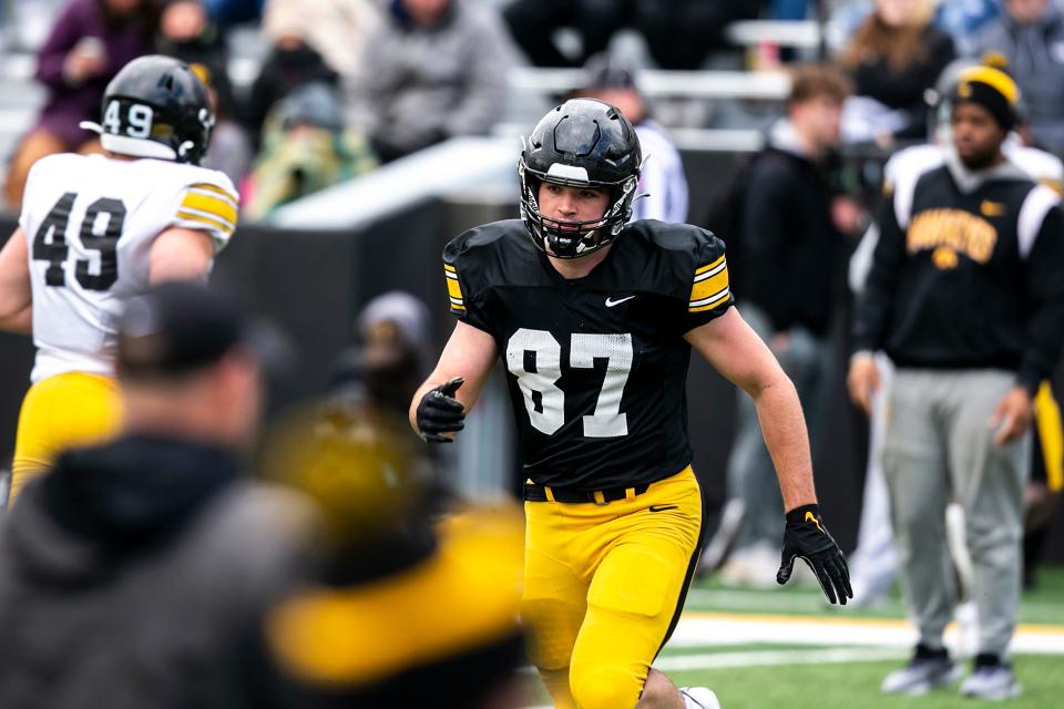 Iowa tight end Addison Ostrenga (87) warms up during the Hawkeyes’ final spring NCAA football practice, Saturday, April 22, 2023, at Kinnick Stadium in Iowa City, Iowa.