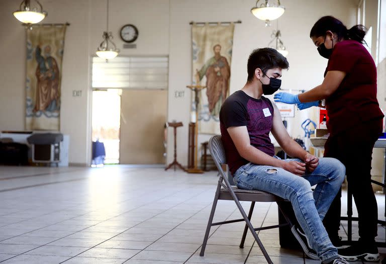 Vacunación de un joven en Los Ángeles. Mario Tama/Getty Images/AFP