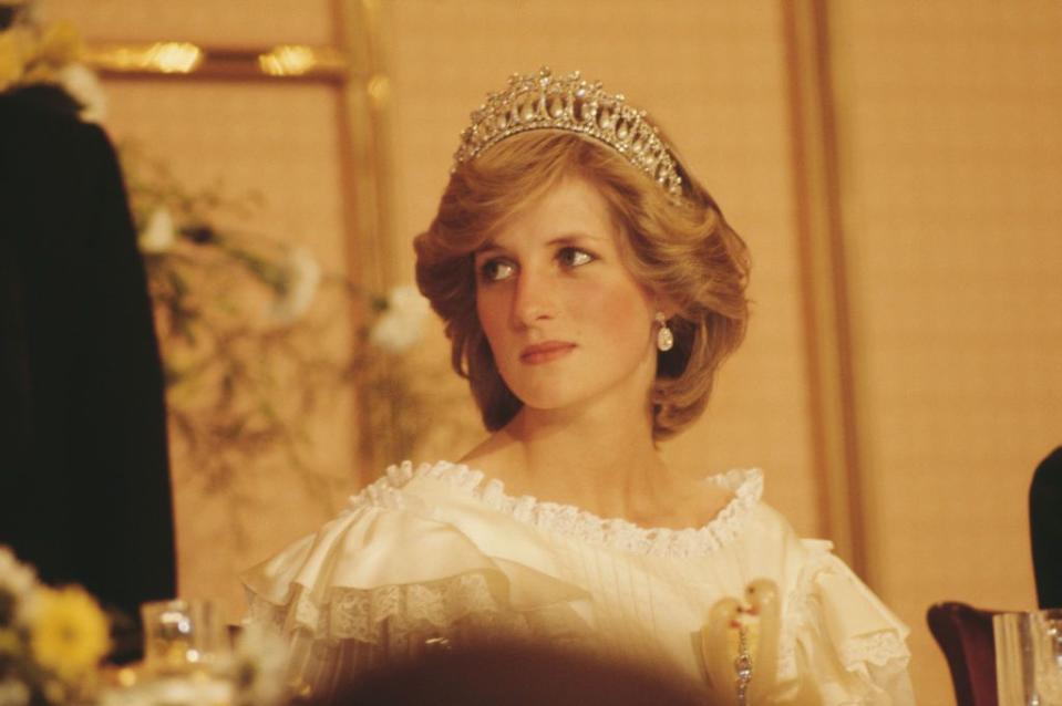 <p>Diana attends the farewell State Banquet in Auckland at the end of the royal tour of New Zealand.</p>