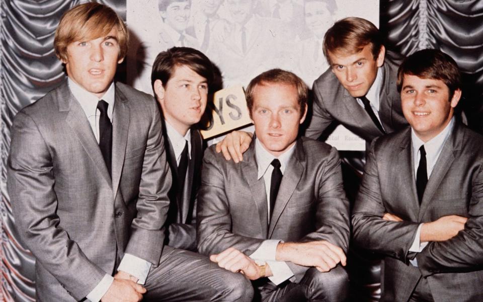 Sommer, Surfen, alles eitel Sonnenschein? Von wegen! Auch bei den Beach Boys gab es (Familien-)Konflikte: Mastermind Brian Wilson (rechts) und sein Cousin Mike Love (Mitte), waren selten einer Meinung. Ein Streit landete sogar auf einem Album: "'Cassius' Love vs. 'Sonny' Wilson" ist kein Song, sondern eine Diskussion im Studio zwischen den beiden Streithähnen. (Bild: Hulton Archive/Getty Images)