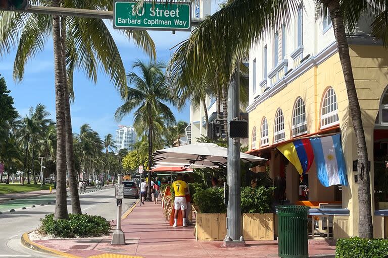 Banderas de Colombia y Argentina en un restaurante de Ocean Drive este domingo, horas antes de que se dispute la final de la Copa América en el Hard Rock Stadium, en Miami Beach.