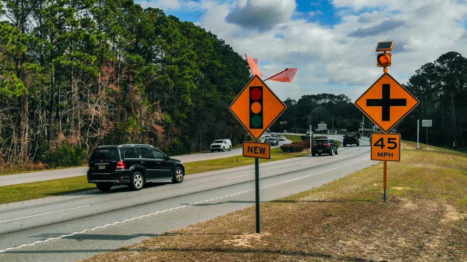 Starting Feb. 1, 2024 additional yellow flashing lights will warn drivers headed eastbound on U.S. 278 to recently installed traffic signals at Crosstree Drive and William Hilton Parkway on Jenkins Island.