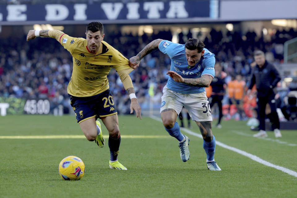 Pasquale Mazzocchi del Napoli y Stefano Sabelli de Genoa pelean por el balón en el encuentro de la Serie A el sábado 17 de febrero del 2024. (Alessandro Garofalo/LaPresse via AP)